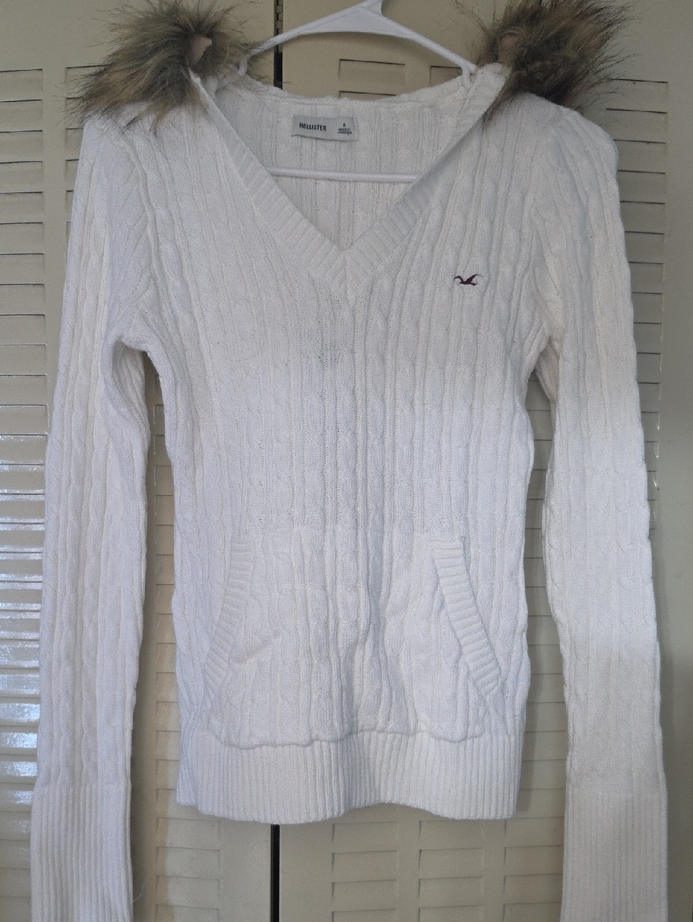 Hollister Cream Cable-Knit V-Neck Hooded Sweater with Faux Fur Trim